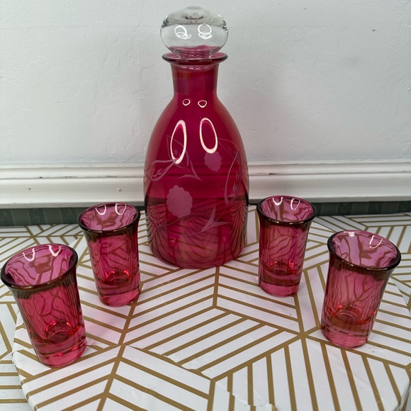 VTG Etched Cranberry Glass DECANTER W/ 4 Cordial Shot Glasses MCM - Picture 3 of 11